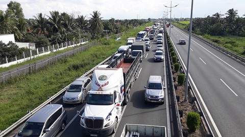 Xe tải lật ngang, cao tốc TP.HCM - Trung Lương ùn tắc kéo dài - Ảnh 1. Xe tải lật ngang, cao tốc TP.HCM - Trung Lương ùn tắc kéo dài - Ảnh 1.
