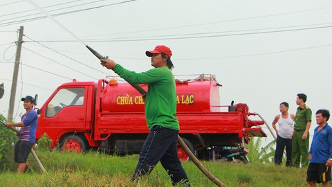 1 xe tải, 1 thùng phi, 1 máy dầu... vậy là các kỹ sư làng có siêu xe chữa cháy - Ảnh 1. 1 xe tải, 1 thùng phi, 1 máy dầu... vậy là các kỹ sư làng có siêu xe chữa cháy - Ảnh 1.