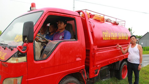 1 xe tải, 1 thùng phi, 1 máy dầu... vậy là các kỹ sư làng có siêu xe chữa cháy - Ảnh 3. 1 xe tải, 1 thùng phi, 1 máy dầu... vậy là các kỹ sư làng có siêu xe chữa cháy - Ảnh 3.