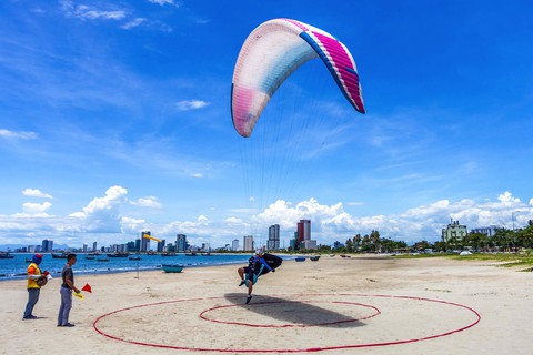 Dù lượn ‘Bay trên Tiên Sa’ - Ảnh 2. Dù lượn ‘Bay trên Tiên Sa’ - Ảnh 2.