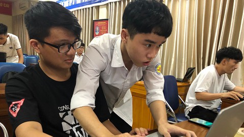 Thầy giáo 17 tuổi truyền cảm hứng nghiên cứu khoa học - Ảnh 1. Thầy giáo 17 tuổi truyền cảm hứng nghiên cứu khoa học - Ảnh 1.