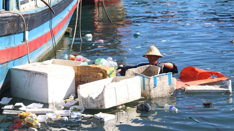 Rác biển Nha Trang, một người gom, ngàn người xả - Ảnh 5. Rác biển Nha Trang, một người gom, ngàn người xả - Ảnh 5.