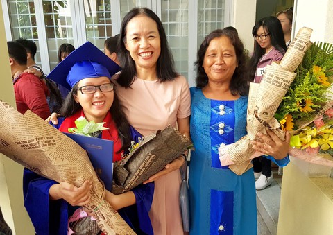 Nước mắt mẹ ngày con tốt nghiệp - Ảnh 1. Nước mắt mẹ ngày con tốt nghiệp - Ảnh 1.