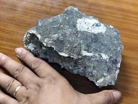 Một đại úy CSGT bị người vi phạm đập đá vào đầu nhập viện - Ảnh 2. Một đại úy CSGT bị người vi phạm đập đá vào đầu nhập viện - Ảnh 2.