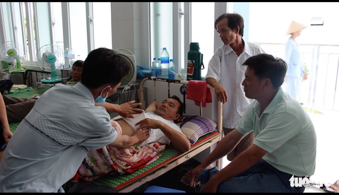 Xe chở gỗ tông thẳng xe cảnh sát: Tội phạm càng liều, công an càng phải cứng - Ảnh 2. Xe chở gỗ tông thẳng xe cảnh sát: Tội phạm càng liều, công an càng phải cứng - Ảnh 2.