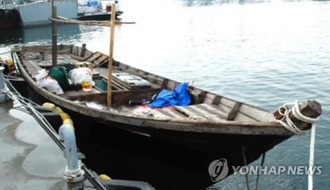 Ba người Triều Tiên chèo thuyền tới Hàn Quốc - Ảnh 1. Ba người Triều Tiên chèo thuyền tới Hàn Quốc - Ảnh 1.