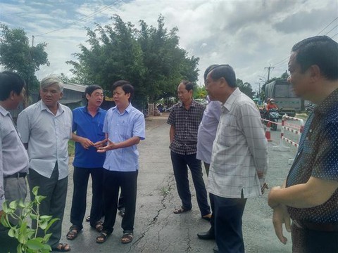 Quốc lộ 91 có nguy cơ rớt xuống sông Hậu - Ảnh 8. Quốc lộ 91 có nguy cơ rớt xuống sông Hậu - Ảnh 8.