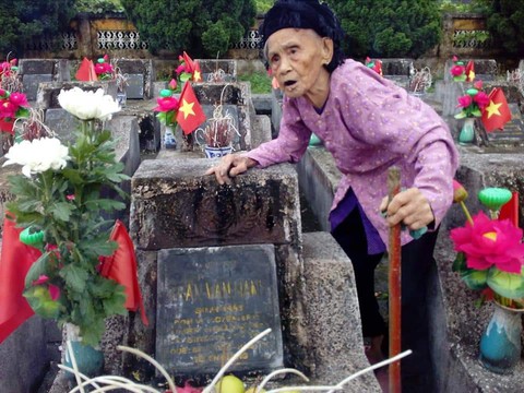 Người mẹ liệt sĩ 93 tuổi lần đầu viếng mộ con - Ảnh 3. Người mẹ liệt sĩ 93 tuổi lần đầu viếng mộ con - Ảnh 3.