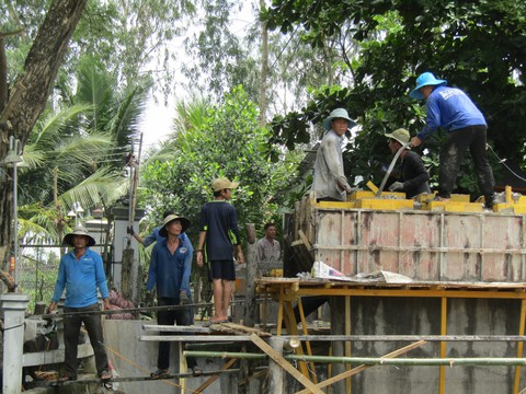 Đội lái xe đặc biệt ở quê nghèo, góp tiền xây cầu, dựng nhà - Ảnh 1. Đội lái xe đặc biệt ở quê nghèo, góp tiền xây cầu, dựng nhà - Ảnh 1.