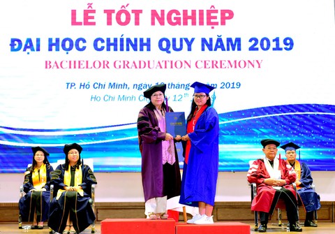 Nước mắt mẹ ngày con tốt nghiệp - Ảnh 5. Nước mắt mẹ ngày con tốt nghiệp - Ảnh 5.