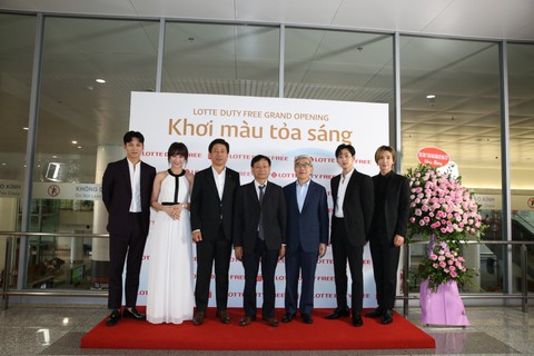 Lotte Duty Free khai trương tại sân bay quốc tế Nội Bài - Ảnh 4. Lotte Duty Free khai trương tại sân bay quốc tế Nội Bài - Ảnh 4.