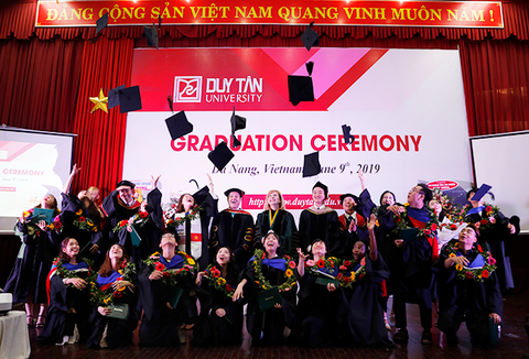 Sinh viên Duy Tân nhận bằng tốt nghiệp của ĐH Keuka, Mỹ - Ảnh 5. Sinh viên Duy Tân nhận bằng tốt nghiệp của ĐH Keuka, Mỹ - Ảnh 5.