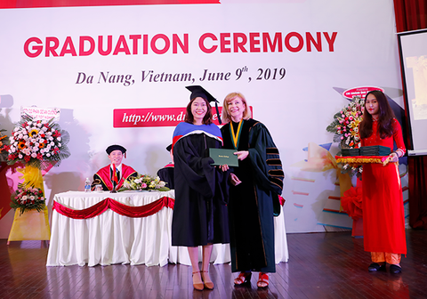 Sinh viên Duy Tân nhận bằng tốt nghiệp của ĐH Keuka, Mỹ - Ảnh 1. Sinh viên Duy Tân nhận bằng tốt nghiệp của ĐH Keuka, Mỹ - Ảnh 1.