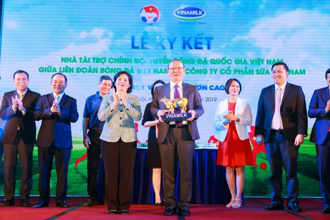 Vinamilk tài trợ chính thức cho các đội tuyển bóng đá quốc gia Việt Nam - Ảnh 3. Vinamilk tài trợ chính thức cho các đội tuyển bóng đá quốc gia Việt Nam - Ảnh 3.