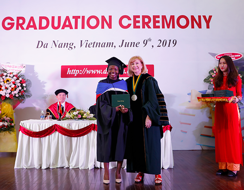 Sinh viên Duy Tân nhận bằng tốt nghiệp của ĐH Keuka, Mỹ - Ảnh 2. Sinh viên Duy Tân nhận bằng tốt nghiệp của ĐH Keuka, Mỹ - Ảnh 2.