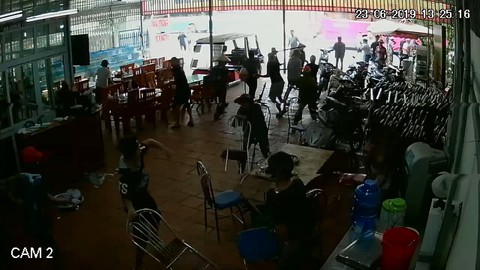 Bắt tạm giam thêm bị can vụ đánh nhau ở khu du lịch Hải Tiến - Ảnh 3. Bắt tạm giam thêm bị can vụ đánh nhau ở khu du lịch Hải Tiến - Ảnh 3.