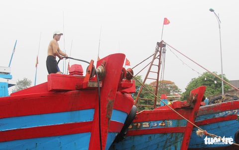 Ngư dân hối hả vào bờ tránh bão số 2 - Ảnh 3. Ngư dân hối hả vào bờ tránh bão số 2 - Ảnh 3.