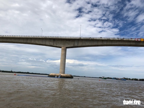 Liên tiếp 2 vụ sà lan chìm do đâm vào chân cầu Mỹ Lợi - Ảnh 1. Liên tiếp 2 vụ sà lan chìm do đâm vào chân cầu Mỹ Lợi - Ảnh 1.