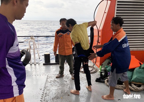 Hai lần lặn tìm 9 ngư dân Nghệ An mất tích bất thành - Ảnh 9. Hai lần lặn tìm 9 ngư dân Nghệ An mất tích bất thành - Ảnh 9.
