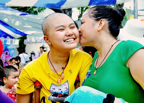Chụp ảnh bệnh nhi để truyền thông điệp yêu thương - Ảnh 1. Chụp ảnh bệnh nhi để truyền thông điệp yêu thương - Ảnh 1.