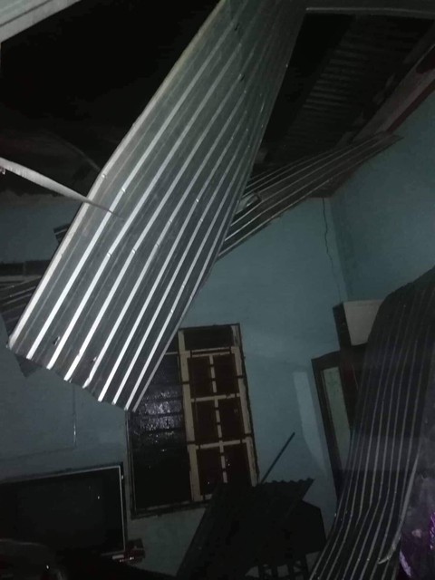 Bình Thuận: Mưa lớn kèm lốc xoáy làm tốc mái nhiều nhà dân - Ảnh 1. Bình Thuận: Mưa lớn kèm lốc xoáy làm tốc mái nhiều nhà dân - Ảnh 1.