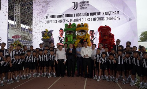 60 cầu thủ nhí trúng tuyển khóa đầu Học viện Juventus VN - Ảnh 2. 60 cầu thủ nhí trúng tuyển khóa đầu Học viện Juventus VN - Ảnh 2.