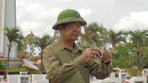 Trở về đất mẹ - Kỳ cuối: Thầy giáo già và những tấm ảnh chụp bia mộ liệt sĩ - Ảnh 1. Trở về đất mẹ - Kỳ cuối: Thầy giáo già và những tấm ảnh chụp bia mộ liệt sĩ - Ảnh 1.