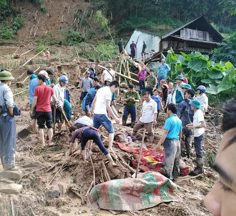 Mưa to gây lở đất ở Hà Giang làm 1 người chết, 3 người bị thương nặng - Ảnh 1. Mưa to gây lở đất ở Hà Giang làm 1 người chết, 3 người bị thương nặng - Ảnh 1.