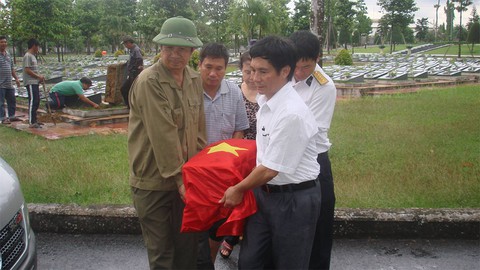 Trở về đất mẹ - Kỳ cuối: Thầy giáo già và những tấm ảnh chụp bia mộ liệt sĩ - Ảnh 3. Trở về đất mẹ - Kỳ cuối: Thầy giáo già và những tấm ảnh chụp bia mộ liệt sĩ - Ảnh 3.