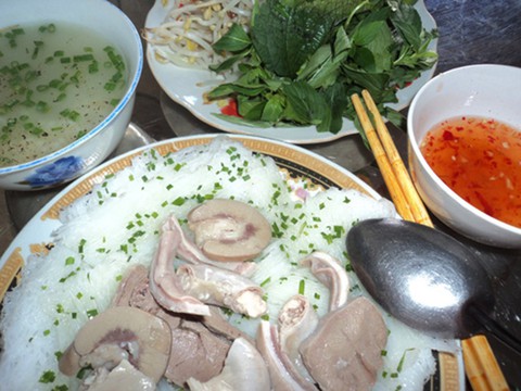 Ấm lòng món bánh hỏi cháo lòng Bình Định - Ảnh 1. Ấm lòng món bánh hỏi cháo lòng Bình Định - Ảnh 1.