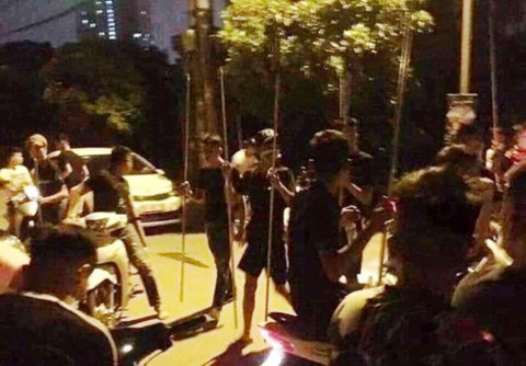 Khởi tố nhóm thanh niên bịt mặt hỗn chiến như phim gây chết người - Ảnh 1. Khởi tố nhóm thanh niên bịt mặt hỗn chiến như phim gây chết người - Ảnh 1.