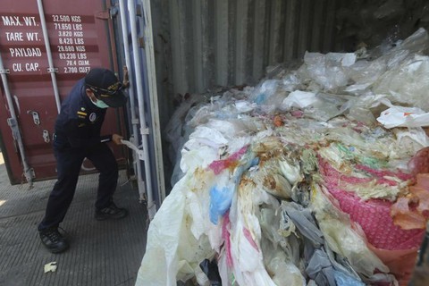 Indonesia trả 7 container rác lại cho Pháp, Hong Kong - Ảnh 1. Indonesia trả 7 container rác lại cho Pháp, Hong Kong - Ảnh 1.