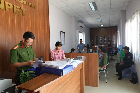 Ai bán 4.200 tỉ đồng dung môi cho đại gia Trịnh Sướng làm xăng giả? - Ảnh 3. Ai bán 4.200 tỉ đồng dung môi cho đại gia Trịnh Sướng làm xăng giả? - Ảnh 3.