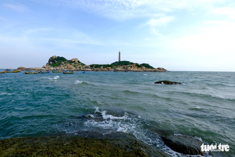 Lội biển qua đảo Kê Gà ở Hàm Thuận Nam - Ảnh 3. Lội biển qua đảo Kê Gà ở Hàm Thuận Nam - Ảnh 3.