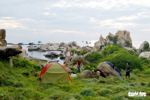 Lội biển qua đảo Kê Gà ở Hàm Thuận Nam - Ảnh 7. Lội biển qua đảo Kê Gà ở Hàm Thuận Nam - Ảnh 7.