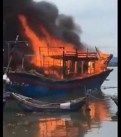Tàu cá cháy ngùn ngụt khi đang sửa chữa - Ảnh 2. Tàu cá cháy ngùn ngụt khi đang sửa chữa - Ảnh 2.