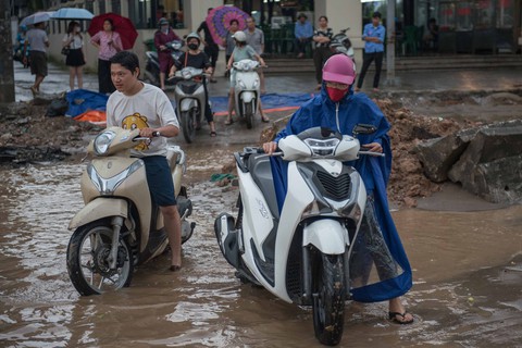 Khủng hoảng khi mưa ngập băng qua công trường đường Trường Chinh - Ảnh 5. Khủng hoảng khi mưa ngập băng qua công trường đường Trường Chinh - Ảnh 5.