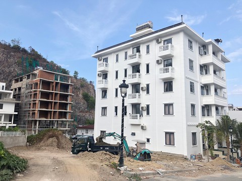 Cho 3 tầng xây thành 5-10 tầng, Nha Trang buộc tháo dỡ hàng chục biệt thự sai phạm - Ảnh 1. Cho 3 tầng xây thành 5-10 tầng, Nha Trang buộc tháo dỡ hàng chục biệt thự sai phạm - Ảnh 1.