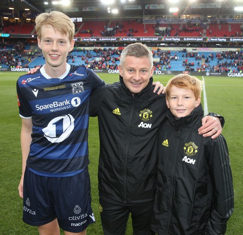 Con trai Solskjaer ra sân đối đầu đội bóng của cha - Ảnh 2. Con trai Solskjaer ra sân đối đầu đội bóng của cha - Ảnh 2.