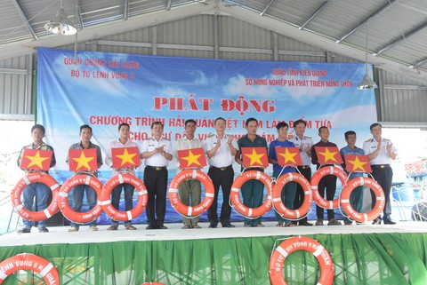 Hải quân Việt Nam làm điểm tựa cho ngư dân vượt khơi, bám biển - Ảnh 2. Hải quân Việt Nam làm điểm tựa cho ngư dân vượt khơi, bám biển - Ảnh 2.