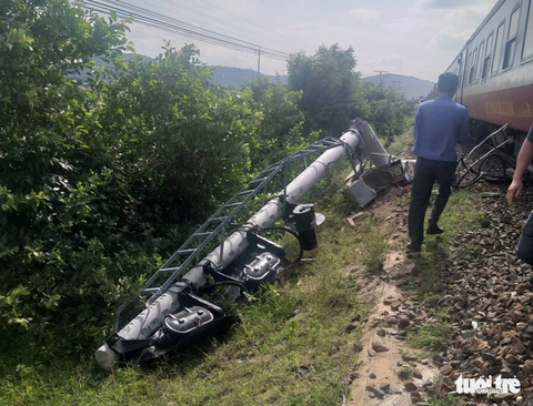 Tàu SE27 đi TP.HCM tông ôtô 16 chỗ, 3 người chết - Ảnh 6. Tàu SE27 đi TP.HCM tông ôtô 16 chỗ, 3 người chết - Ảnh 6.