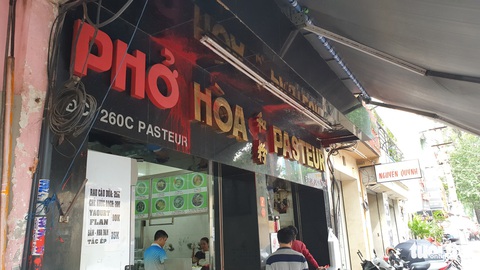 Phở Hòa ở Sài Gòn bị ném sơn, mắm tôm vì... em rể chủ quán nợ nần? - Ảnh 4. Phở Hòa ở Sài Gòn bị ném sơn, mắm tôm vì... em rể chủ quán nợ nần? - Ảnh 4.
