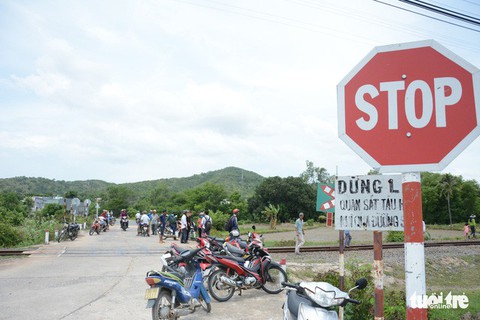 Hai chị em ruột chết thương tâm khi tàu SE27 tông ôtô 16 chỗ - Ảnh 4. Hai chị em ruột chết thương tâm khi tàu SE27 tông ôtô 16 chỗ - Ảnh 4.
