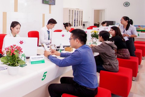 Từ ngày 1-8, các ngân hàng đồng loạt hạ lãi suất cho vay - Ảnh 1. Từ ngày 1-8, các ngân hàng đồng loạt hạ lãi suất cho vay - Ảnh 1.