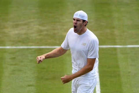 Tay vợt cao 2,11m khuất phục Wawrinka ở vòng 2 Wimbledon - Ảnh 2. Tay vợt cao 2,11m khuất phục Wawrinka ở vòng 2 Wimbledon - Ảnh 2.