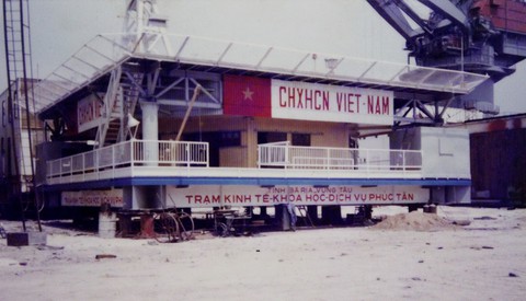 Xúc động với những hình ảnh quý ngày đầu xây nhà giàn 30 năm trước - Ảnh 1. Xúc động với những hình ảnh quý ngày đầu xây nhà giàn 30 năm trước - Ảnh 1.
