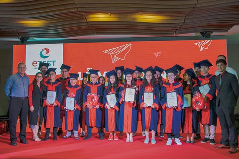 Etest vinh danh học viên đạt học bổng du học - Ảnh 1. Etest vinh danh học viên đạt học bổng du học - Ảnh 1.