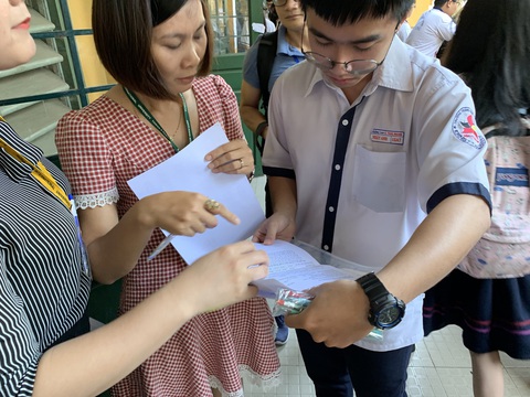 TP.HCM chấm xong hơn một nửa bài thi môn ngữ văn đã có 3 bài đạt điểm 9 - Ảnh 1. TP.HCM chấm xong hơn một nửa bài thi môn ngữ văn đã có 3 bài đạt điểm 9 - Ảnh 1.
