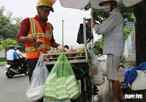 Ăn uống trong nhựa và sống với... rác thải nhựa - Ảnh 4. Ăn uống trong nhựa và sống với... rác thải nhựa - Ảnh 4.