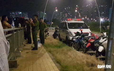 3 bạn nhậu thách nhau bơi qua rạch Ông Lớn ở Bình Chánh, 1 người mất tích - Ảnh 3. 3 bạn nhậu thách nhau bơi qua rạch Ông Lớn ở Bình Chánh, 1 người mất tích - Ảnh 3.